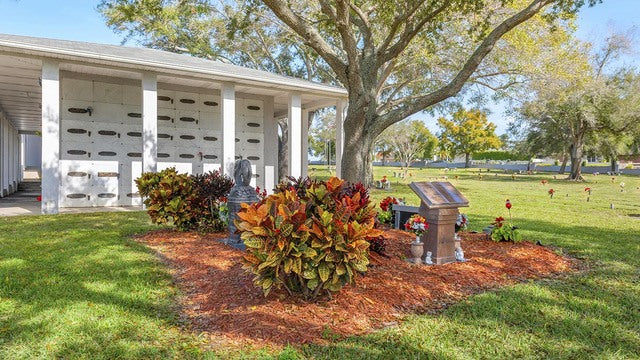 Garden Sanctuary Cemetery - Seminole